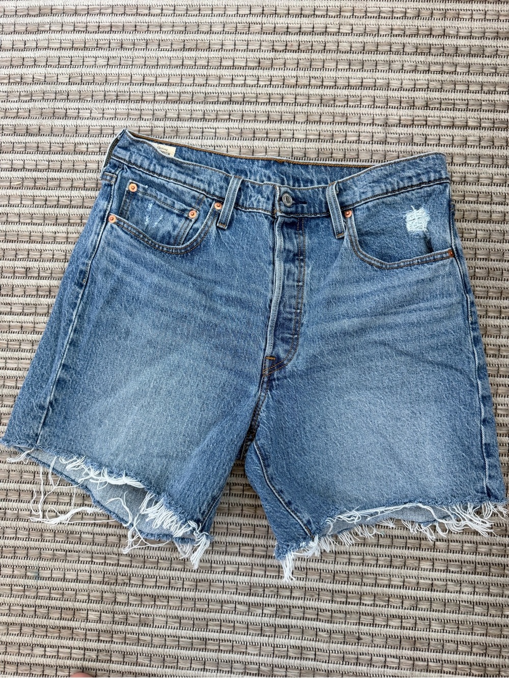 Levi’s 501 mid thigh shorts